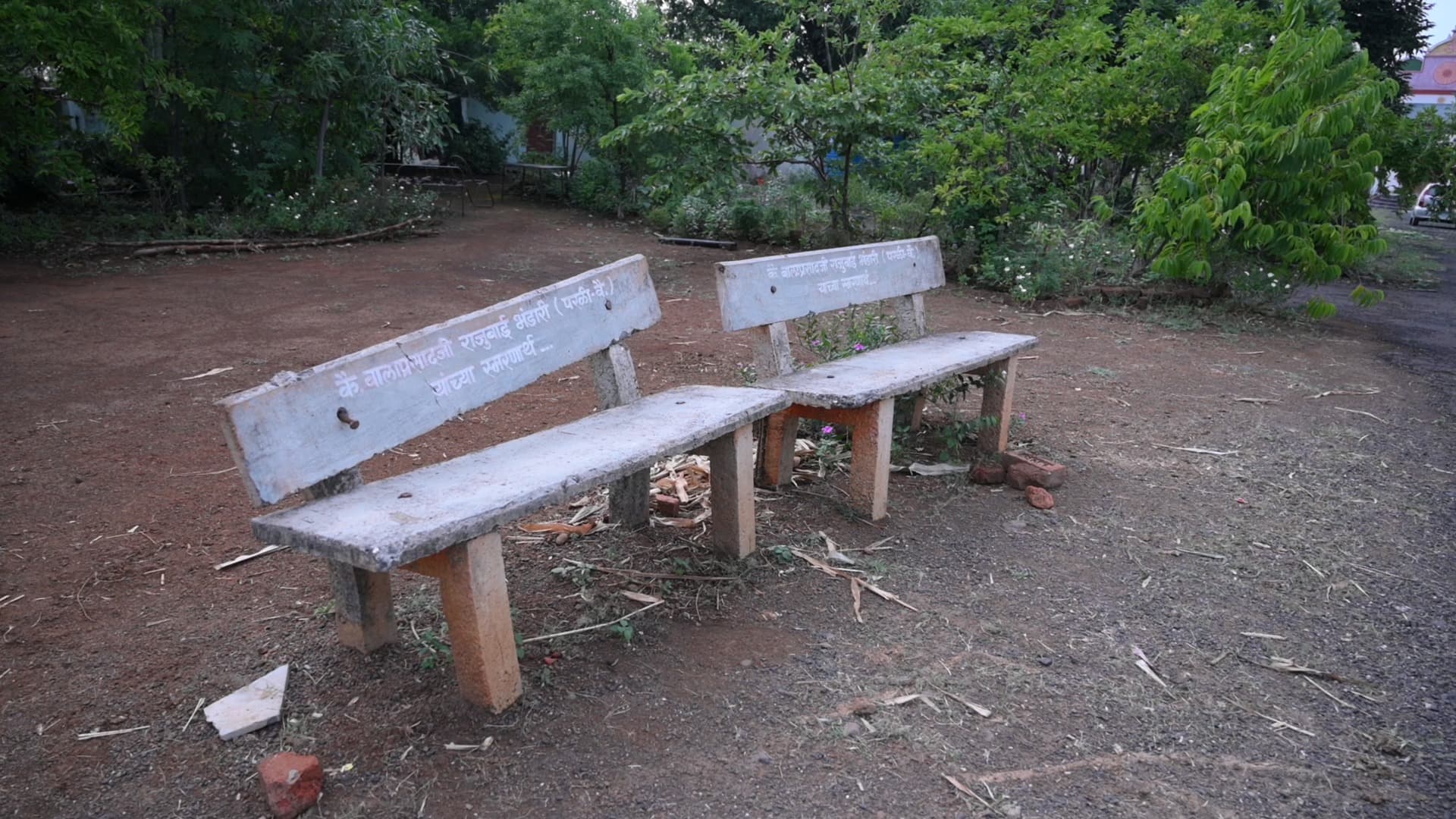 आश्रम परिसरात झाडांखालील बाक