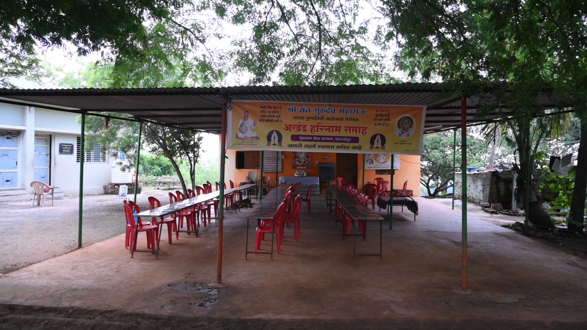 अन्नदानासाठी आश्रमातील भोजन मंडप