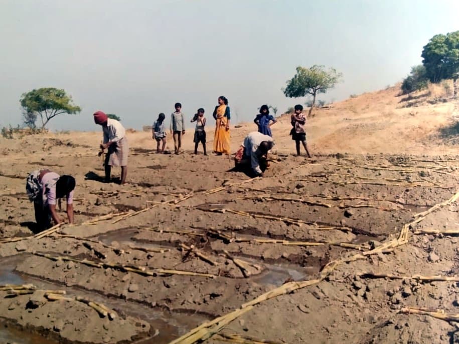 ओसाड माळरानावर श्रमदान करताना गावकरी