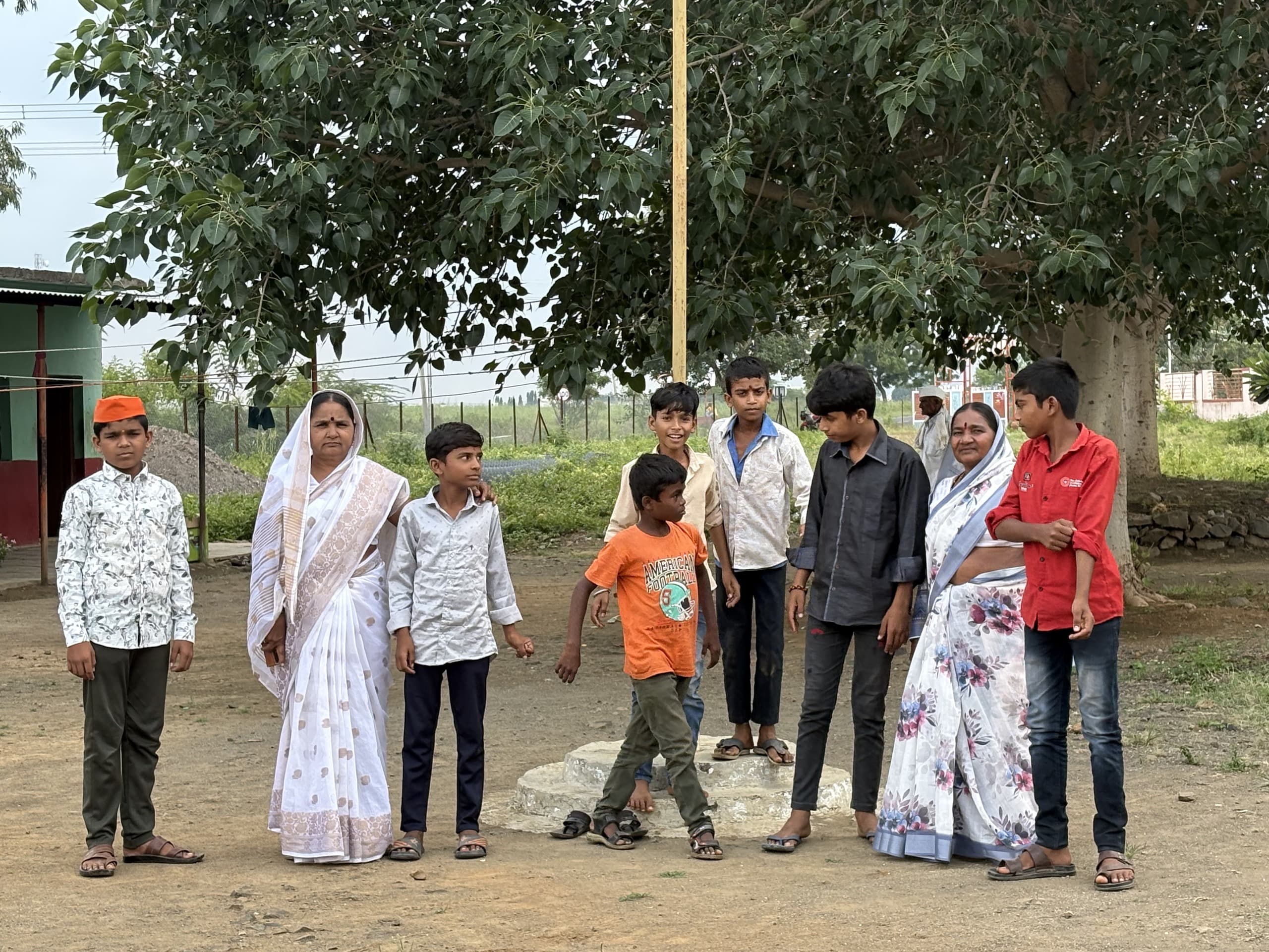 आश्रमातील वसतिगृहाची मुले आणि सेविका